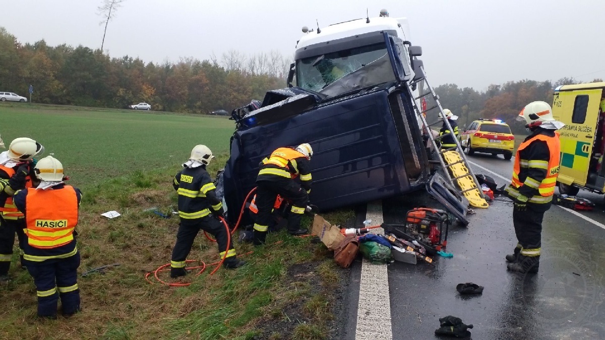 DN kamionu a dodávky u Holic 30-10-2020.jpg