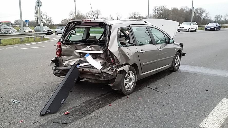 Nehoda tří aut v Dražkovicích si vyžádala dvě zraněné osoby