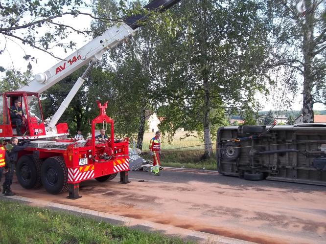 I u nehody ve Vysoké u Holic zasahoval jeřáb