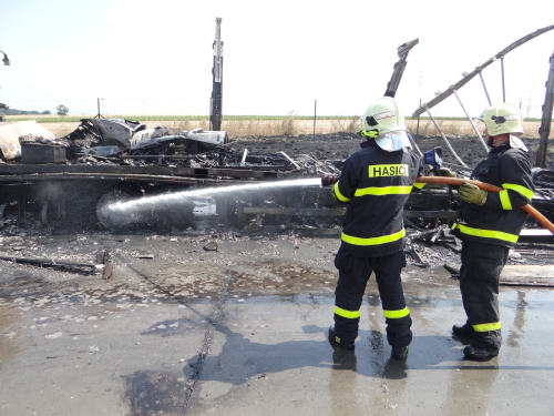 DNpozar2kamionyD1mezHladkeZivotice (12).JPG