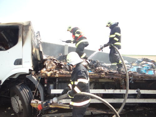 DNpozar2kamionyD1mezHladkeZivotice (17).JPG