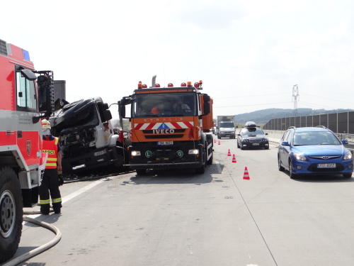 DNpozar2kamionyD1mezHladkeZivotice (19).JPG