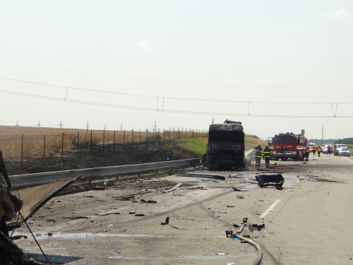 DNpozar2kamionyD1mezHladkeZivotice (2).JPG