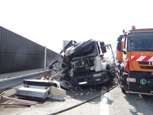 DNpozar2kamionyD1mezHladkeZivotice (20).JPG