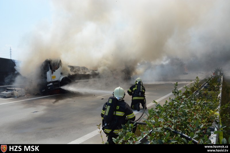 DNpozar2kamionyHladkeZivotice_zacatek (4).jpg