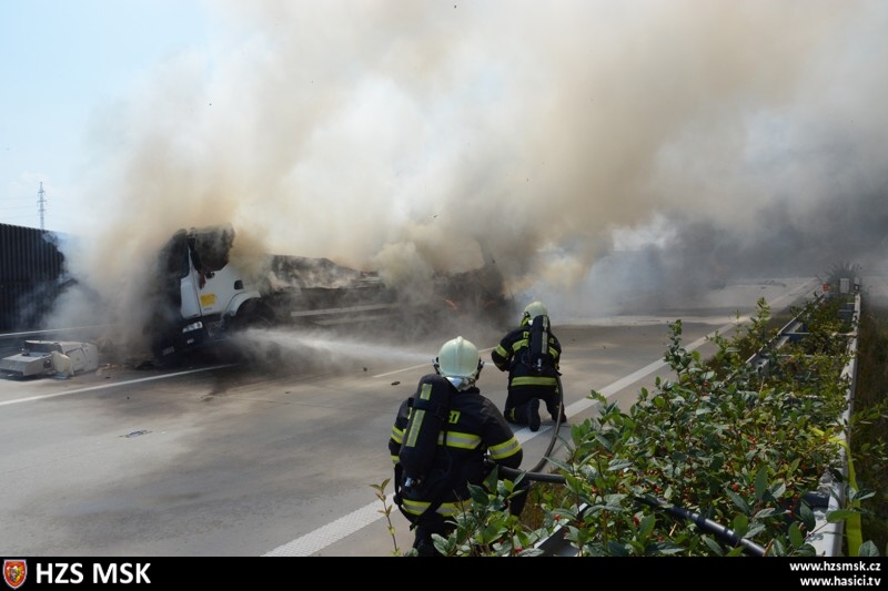 DNpozar2kamionyHladkeZivotice_zacatek (5).jpg