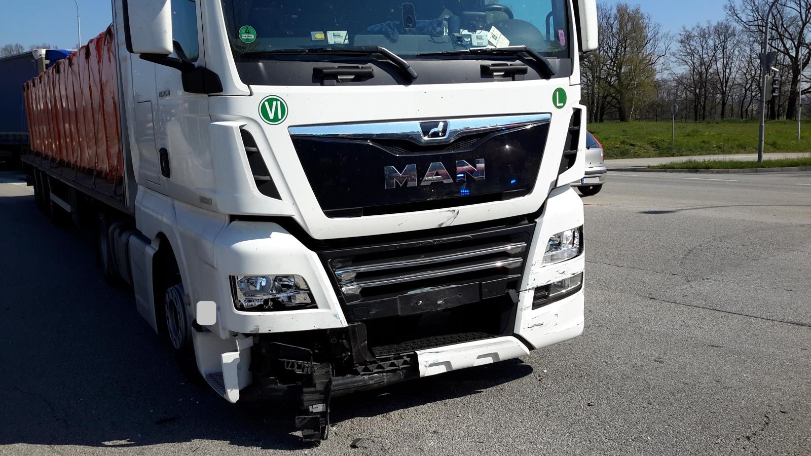 Dopraví nehoda OA a NA, České Budějovice - 18. 4. 2019 (2).jpg