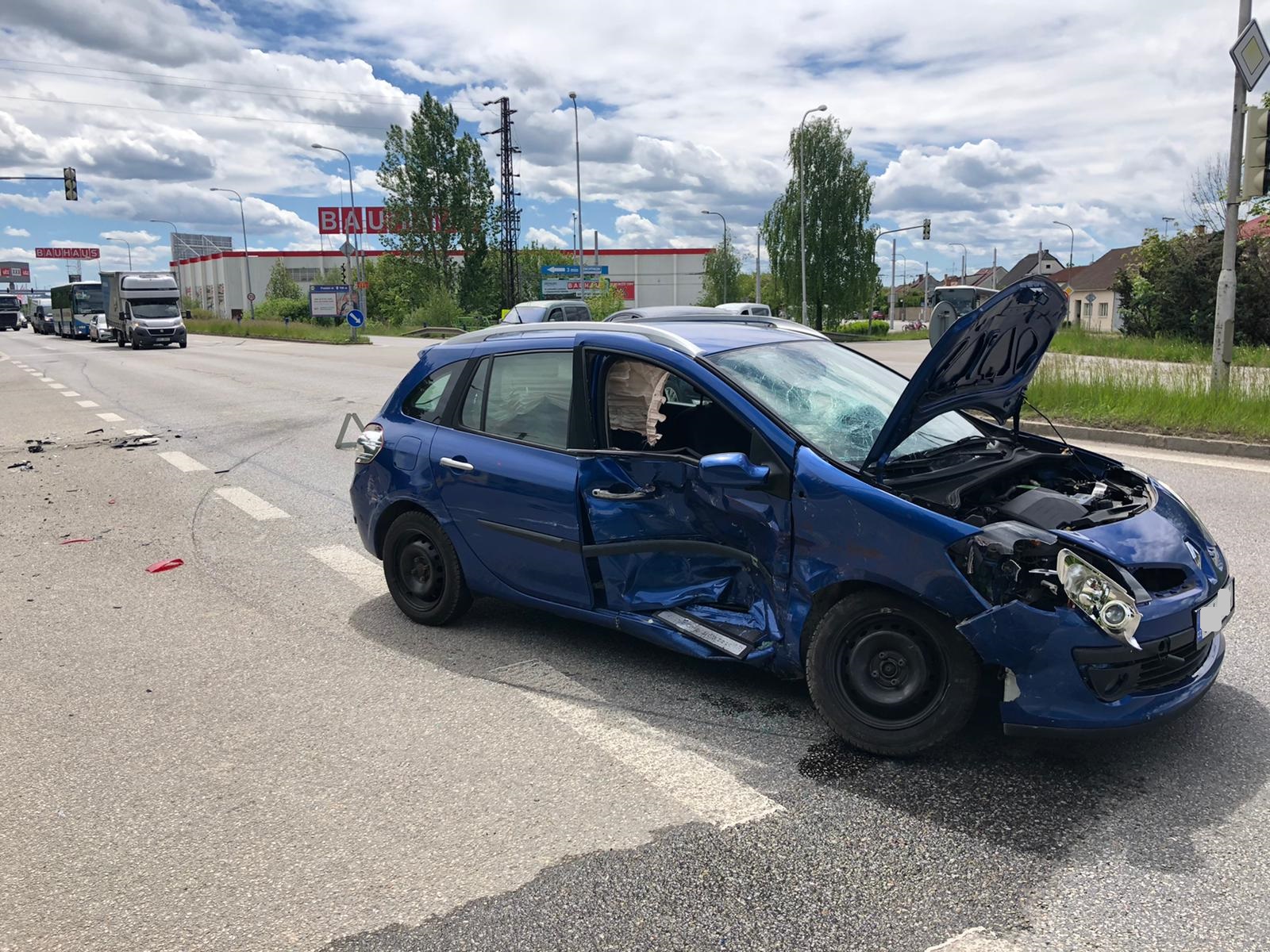 Dopravní nehoda 2 OA, České Budějovice - 26. 5. 2021 (4).jpg