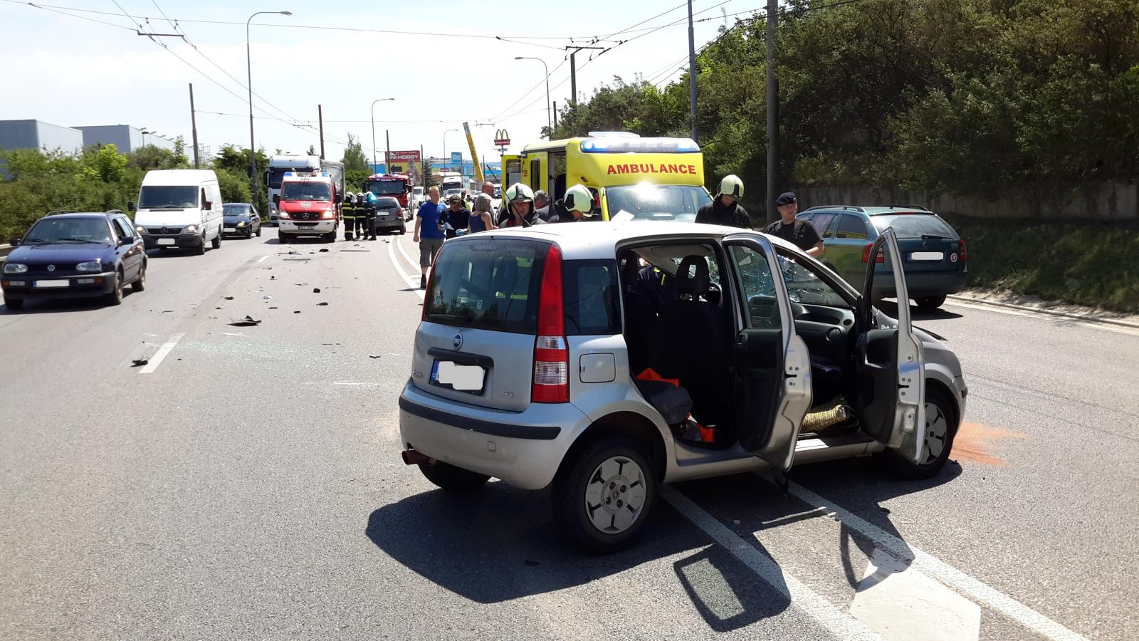 Dopravní nehoda 2 OA, České Budějovice - 29. 5. 2017 (2).jpg