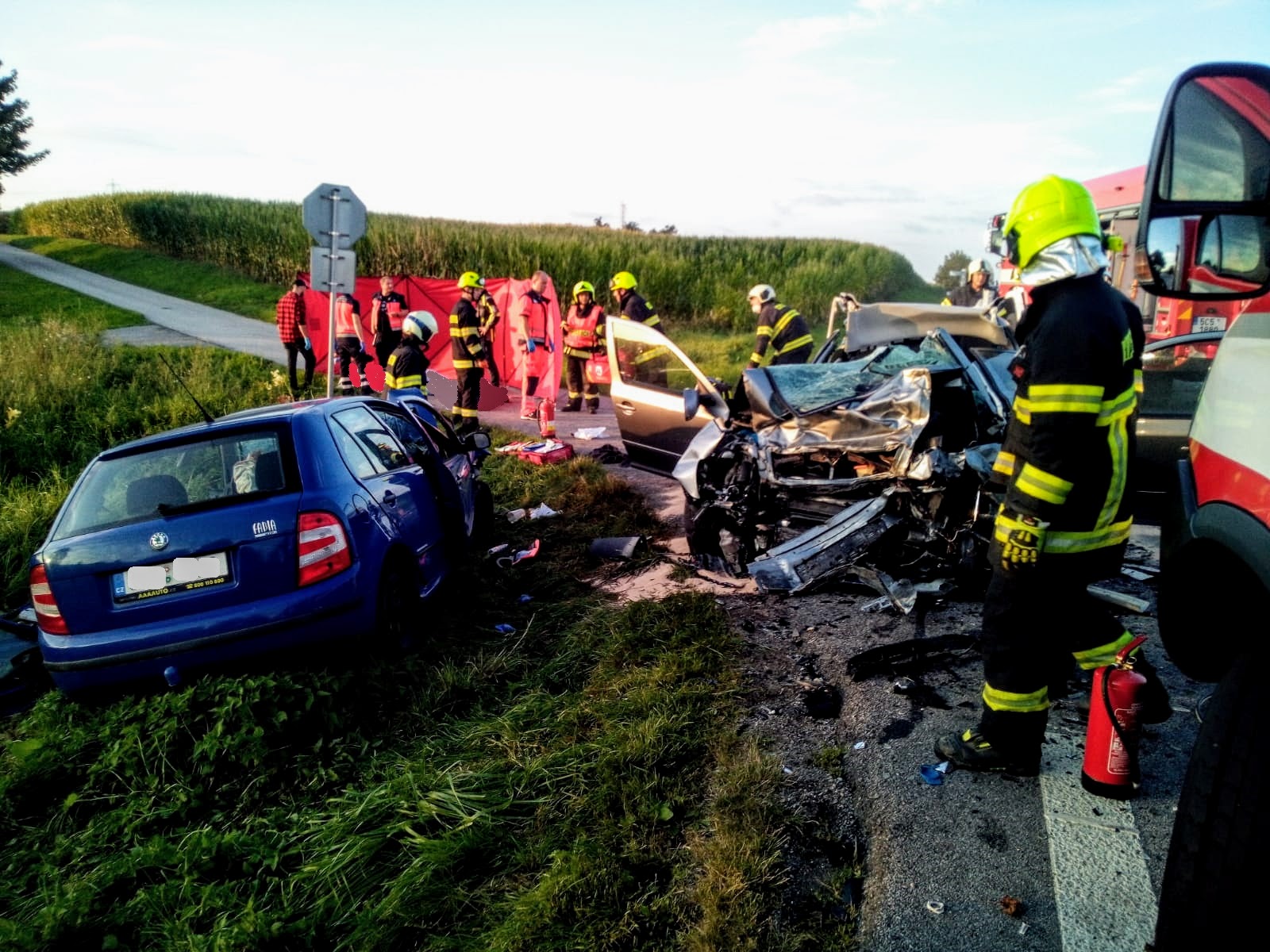 Dopravní nehoda 2 OA, Dolní Třebonín - 24. 8. 2022 (2).jpg