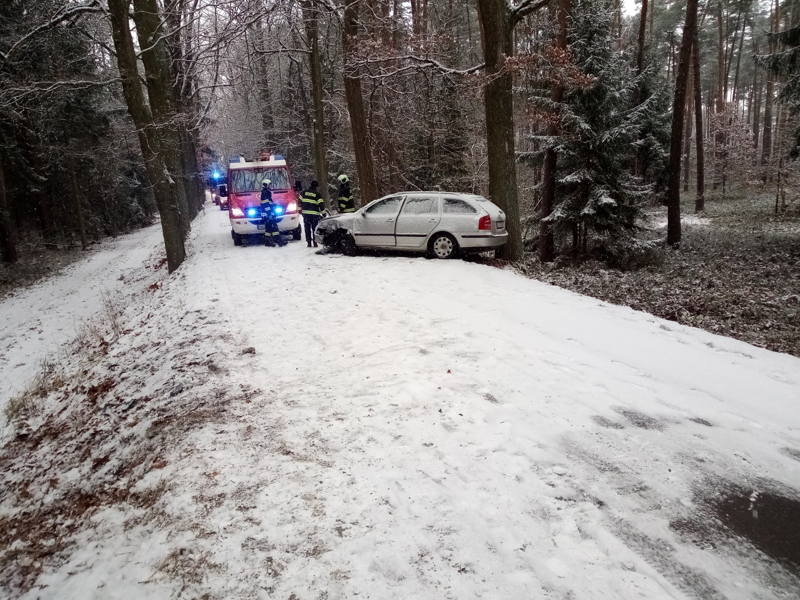 Dopravní nehoda 2 OA, Mazelov - 4. 12. 2021 (3).jpg