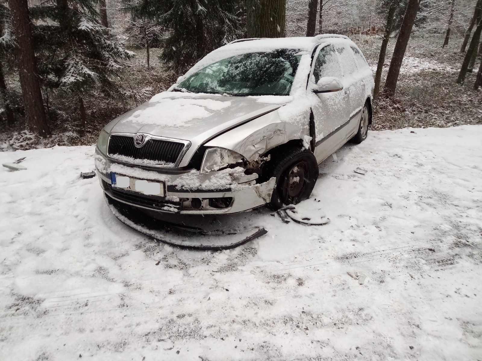 Dopravní nehoda 2 OA, Mazelov - 4. 12. 2021 (1).jpg