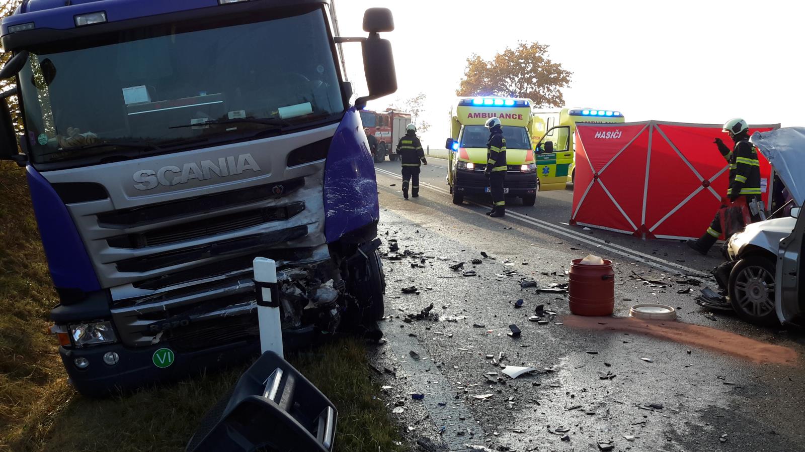 Dopravní nehoda 2 OA a 1 NA, Hodušín - 10. 10. 2018 (2).jpg