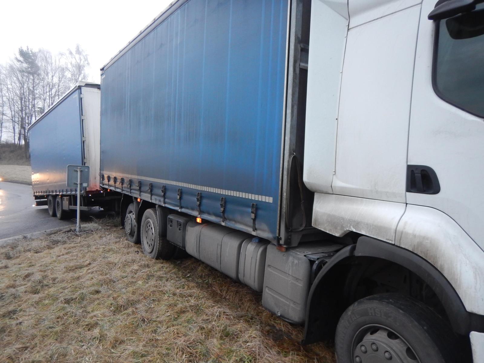 Dopravní nehoda NA, Oltyně - 18. 12. 2016 (2).JPG