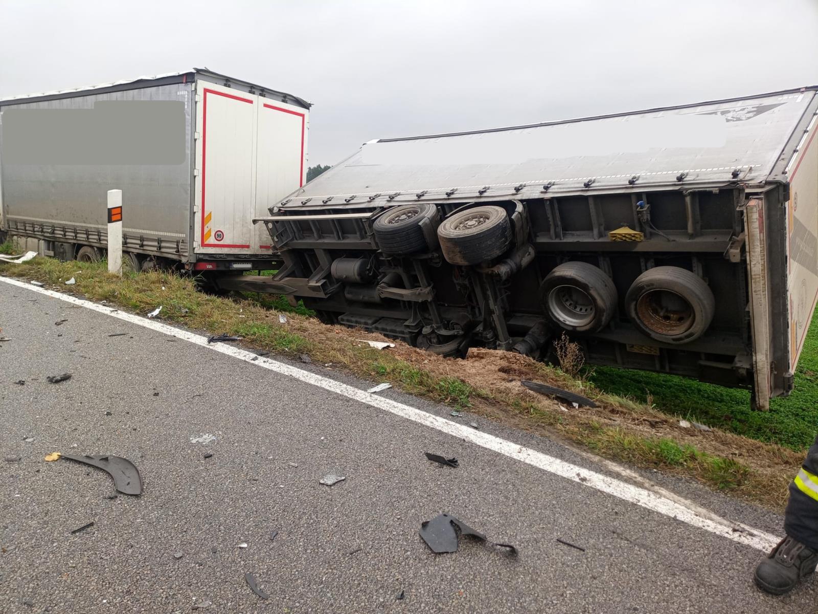 Dopravní nehoda NA a OA, Velká Lhota - 7. 10. 2021 (1).jpg