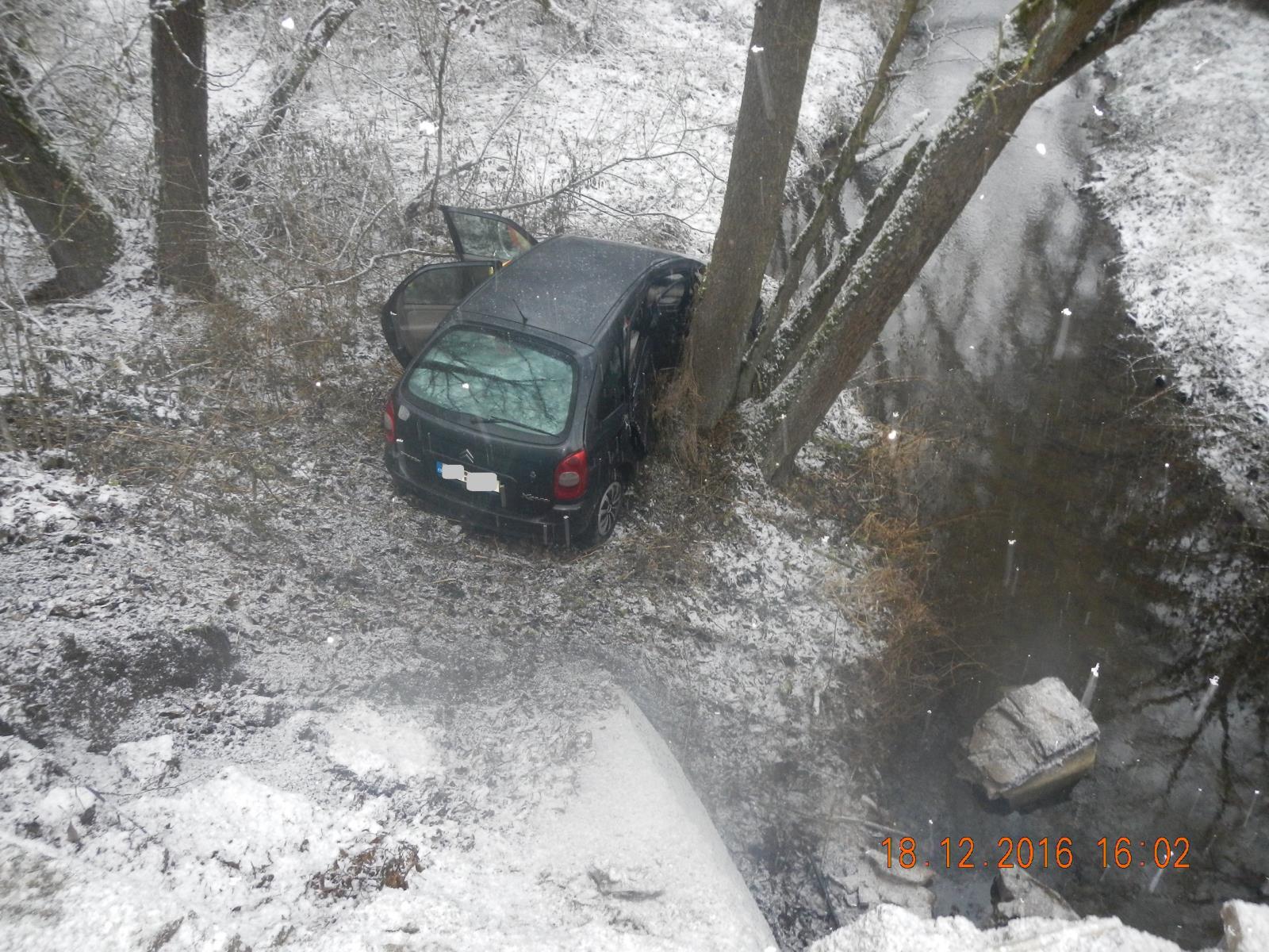 Dopravní nehoda OA, Šebířov - 18. 12. 2016 (2).JPG