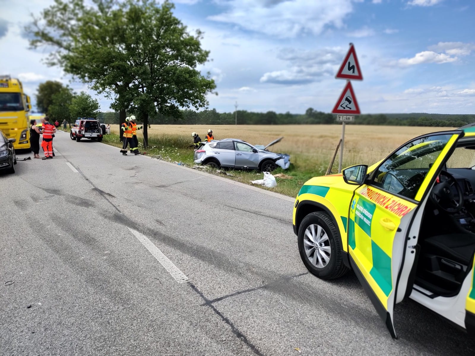 Dopravní nehoda OA, dodávka a NA, Dvorce  (1).jpg