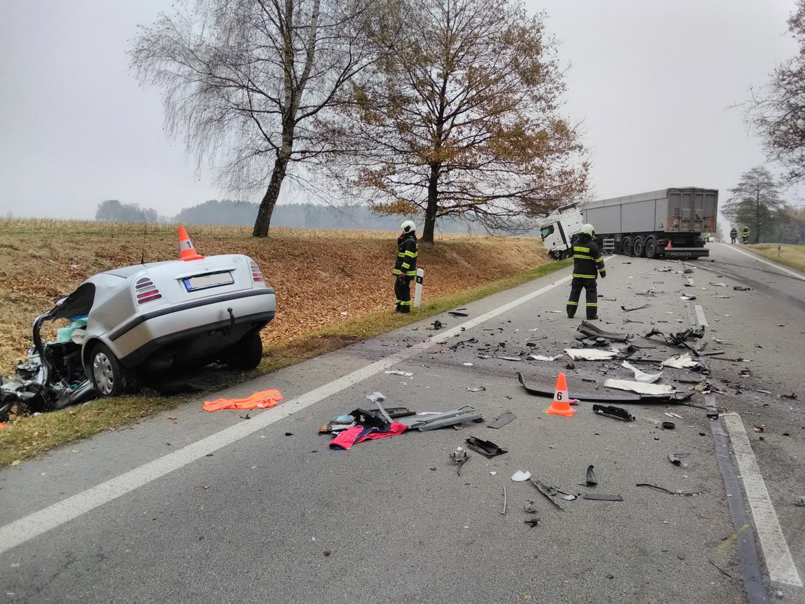 Dopravní nehoda OA a NA, Nová Olešná - 1. 11. 2021 (2).jpg