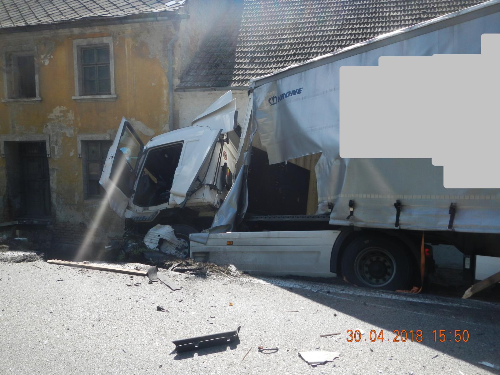 Dopravní nehoda OA a NA, Strunkovice nad Volyňkou - 30. 4. 2018 (7).JPG