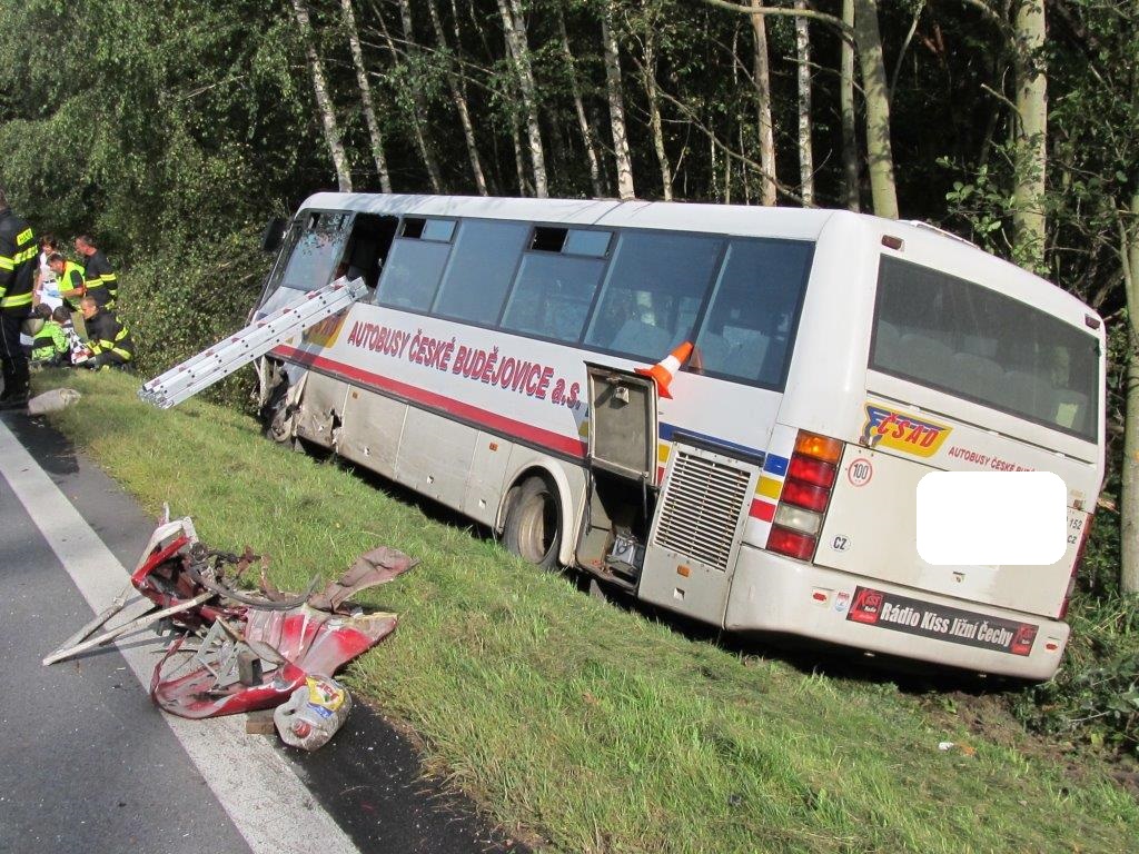 Dopravní nehoda OA a bus, Kaplice-nádraží - 23. 9. 2016 (1).jpg