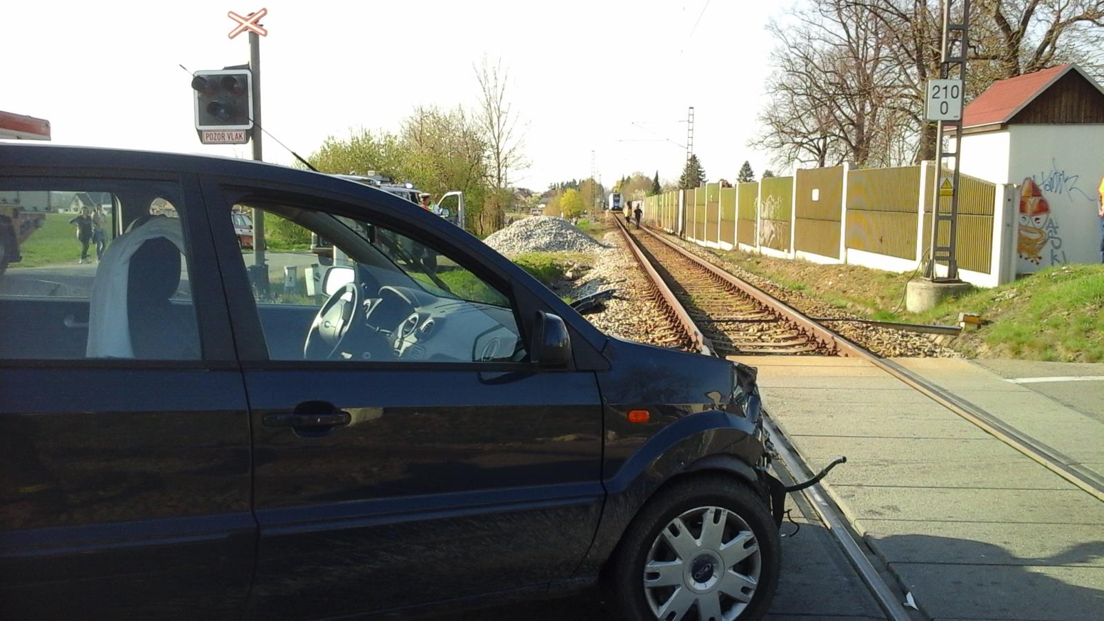 Dopravní nehoda OA a vlak, Staré Hodějovice - 18. 4. 2018 (2).jpg