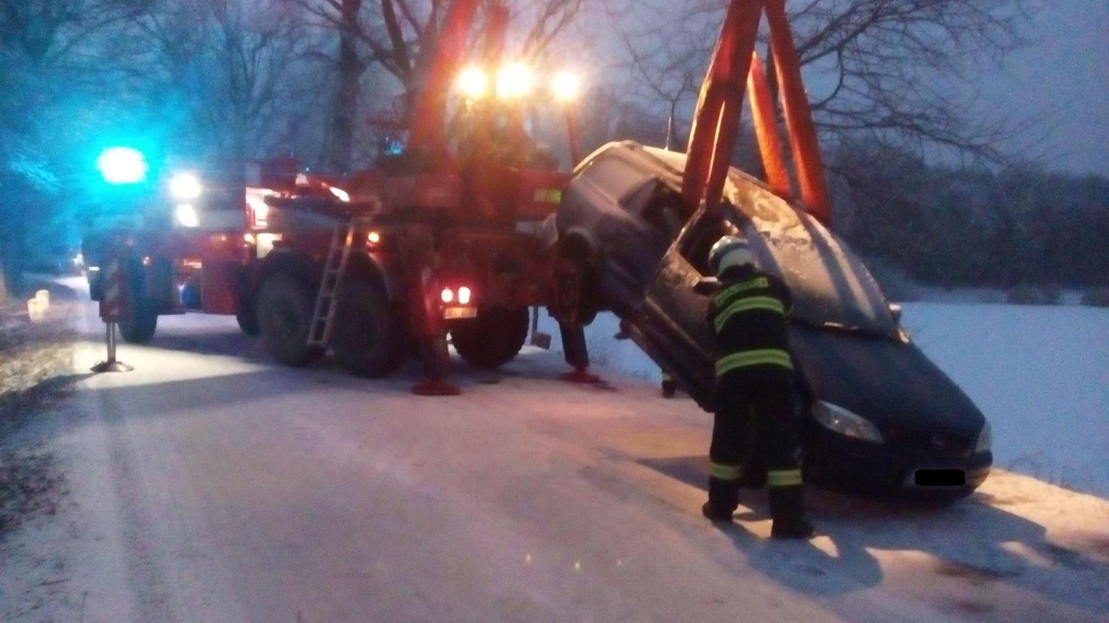 Dopravní nehoda OA do vody, Strkov - 2. 1. 2017 (3).jpg