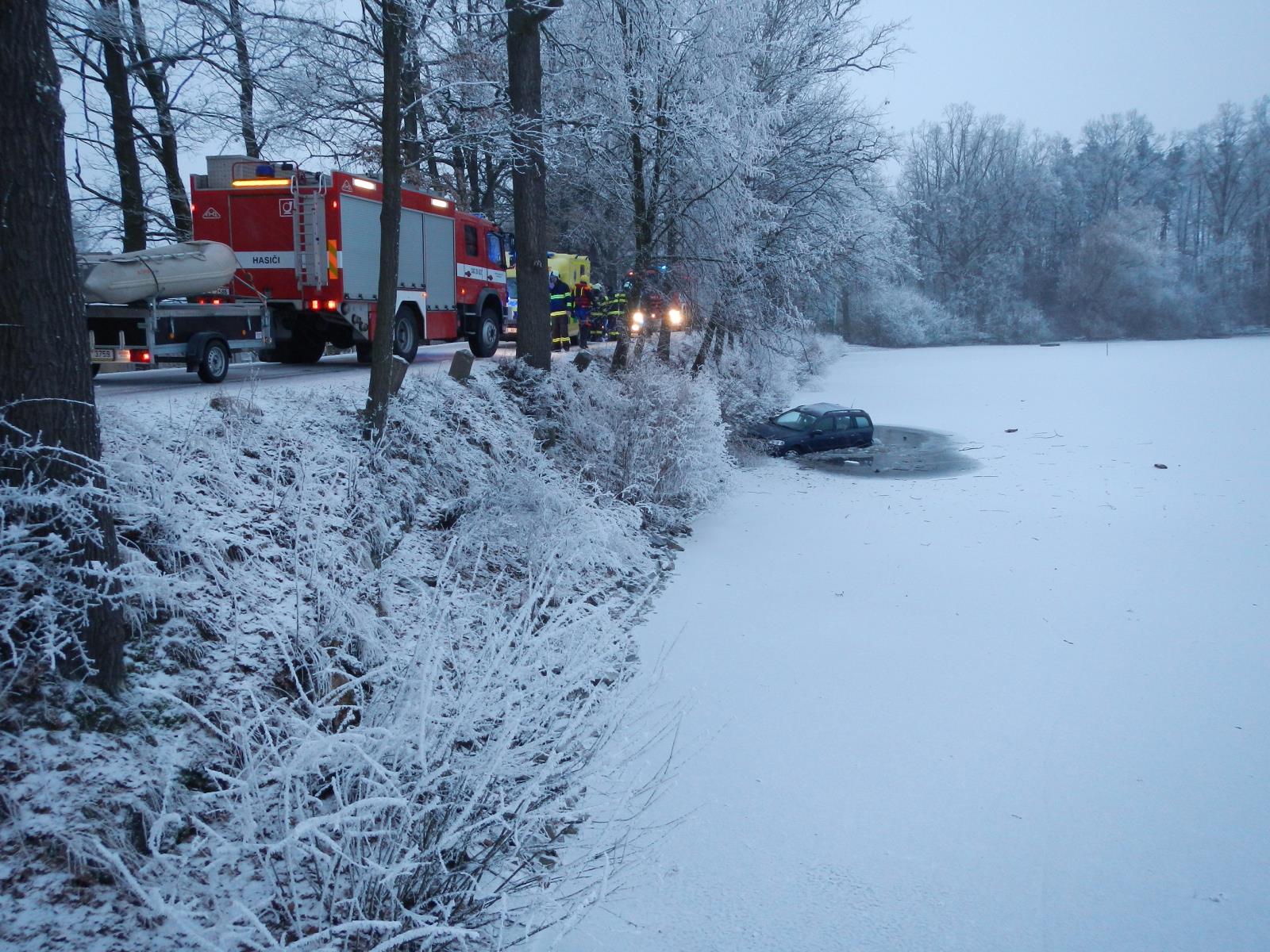Dopravní nehoda OA do vody, Strkov - 2. 1. 2017 (4).JPG