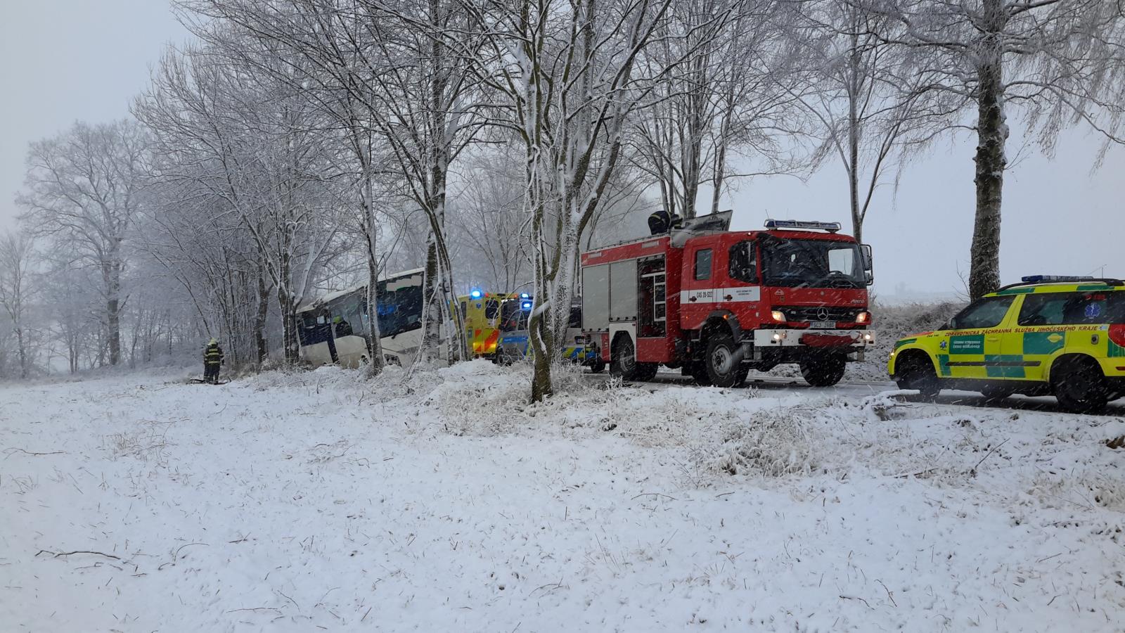 Dopravní nehoda autobusu, Ločenice - 30. 11. 2017 (2).jpg