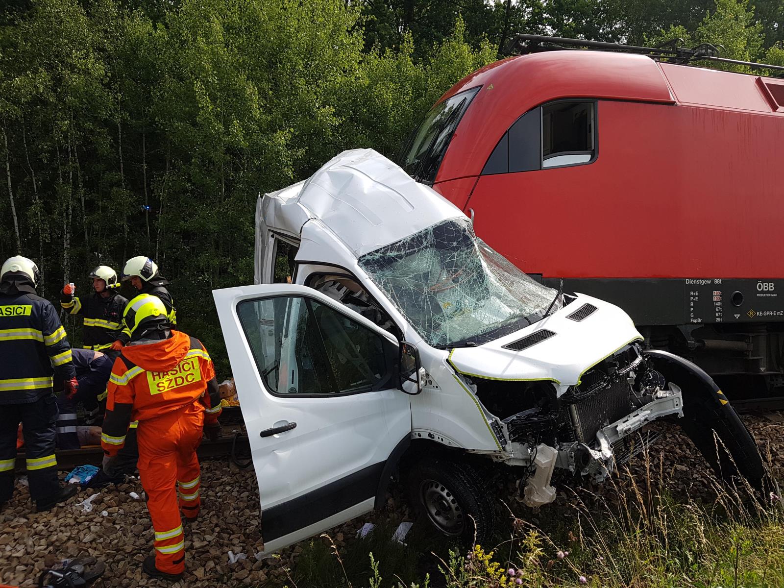 Dopravní nehoda dodávka a rychlík, Kamenný Újezd - 16. 7. 2018 (2).jpg