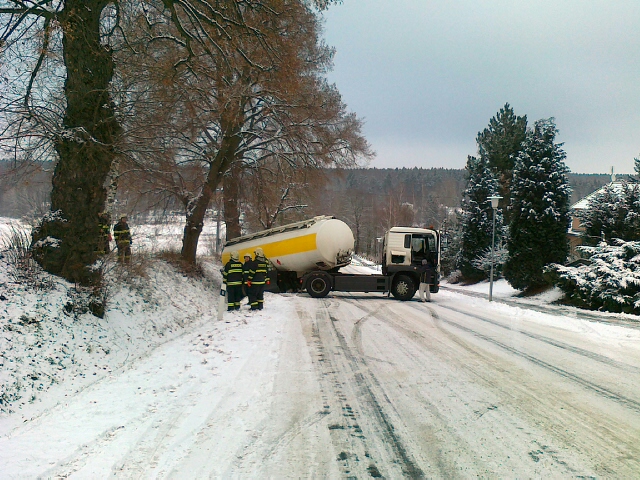 Dopravní nehoda kamiónu, Kamenný Újezd - 15. 1. 2013.jpg