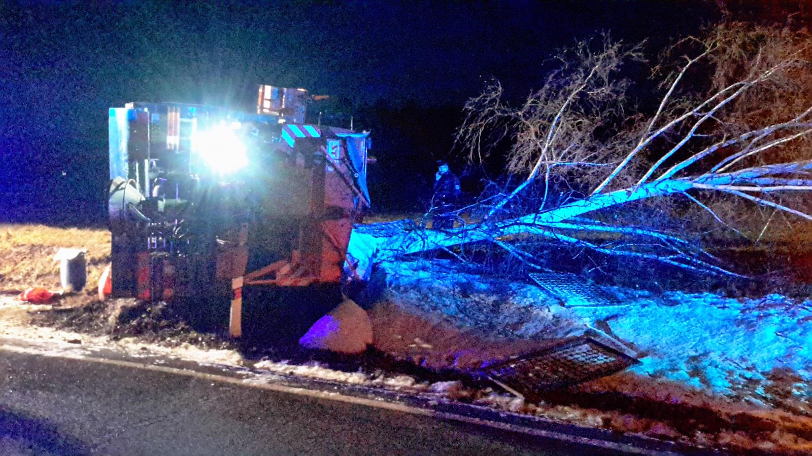 Dopravní nehoda sypače, Koloděje nad Lužnicí - 28. 1. 2019 (1).jpg