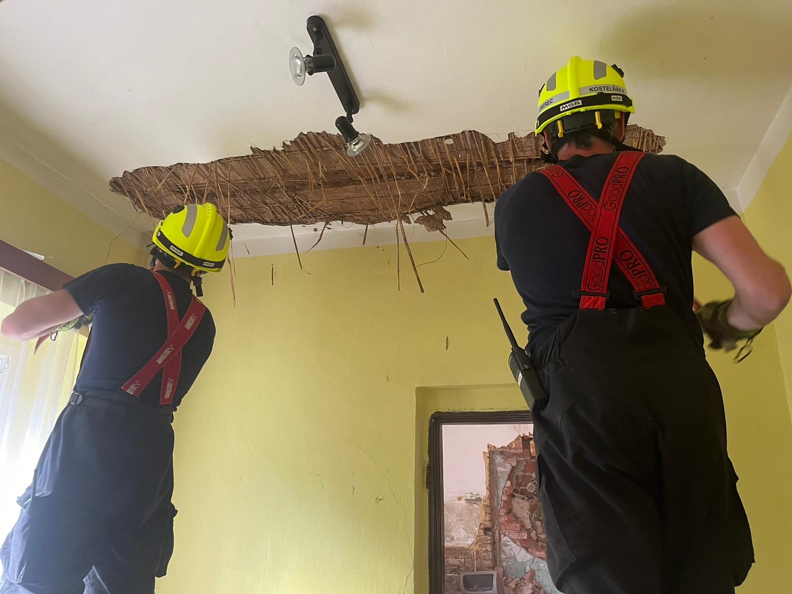 Dopravní nehoda traktoru do rodinného domu