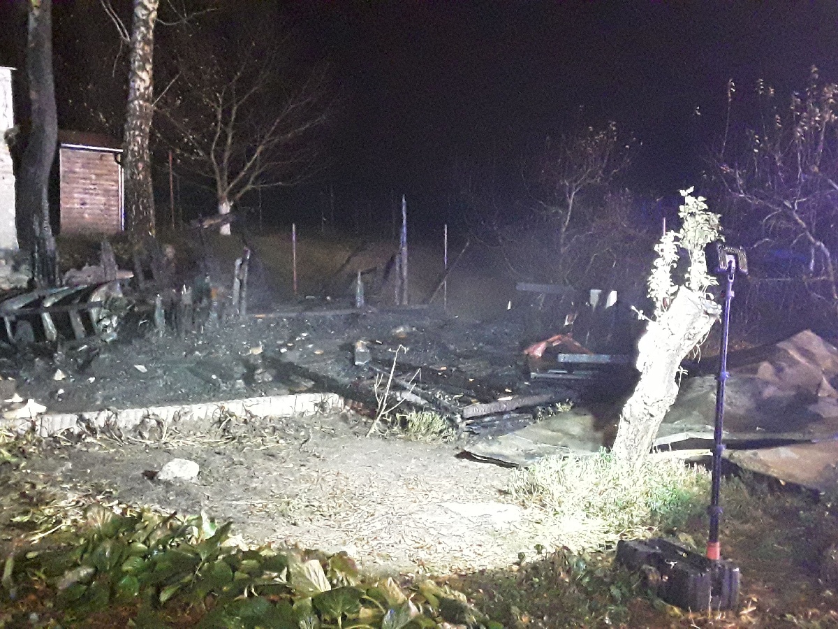 Dvě jednotky hasičů zasahovaly u požáru chaty v Jihlavě. Škoda se vyšplhala na 350 tisíc korun.