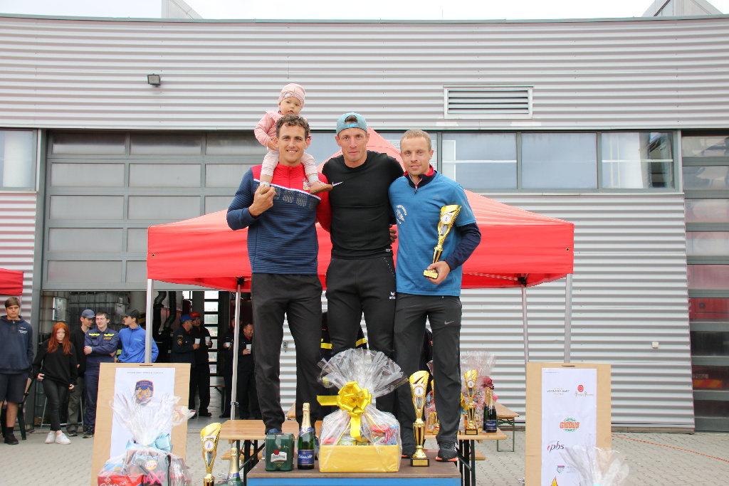 Dvojboj do 35 let - M.Netrval., P.Krpec, V.Filip.JPG