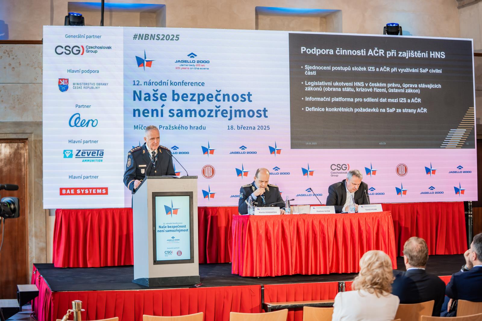 Generální ředitel HZS ČR genpor. Vladimír Vlček přednáší účastníkům konference Naše bezpečnost