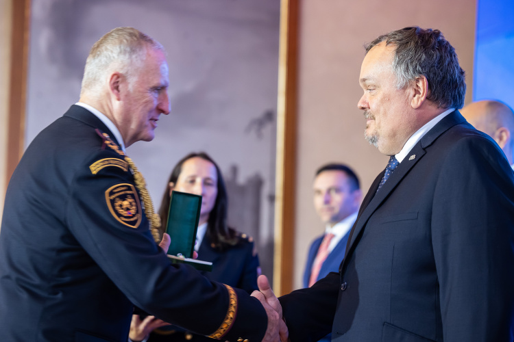 Generální ředitel hasičů předal nejvyšší ocenění Hasičského záchranného sboru České republiky
