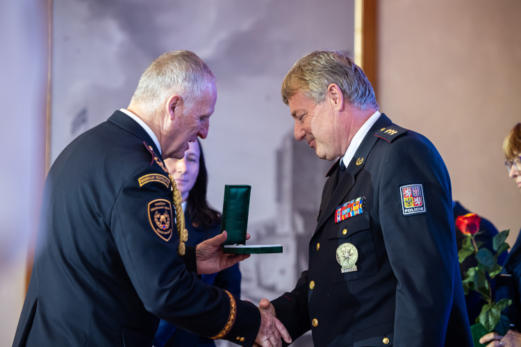 Generální ředitel hasičů předal nejvyšší ocenění Hasičského záchranného sboru České republiky