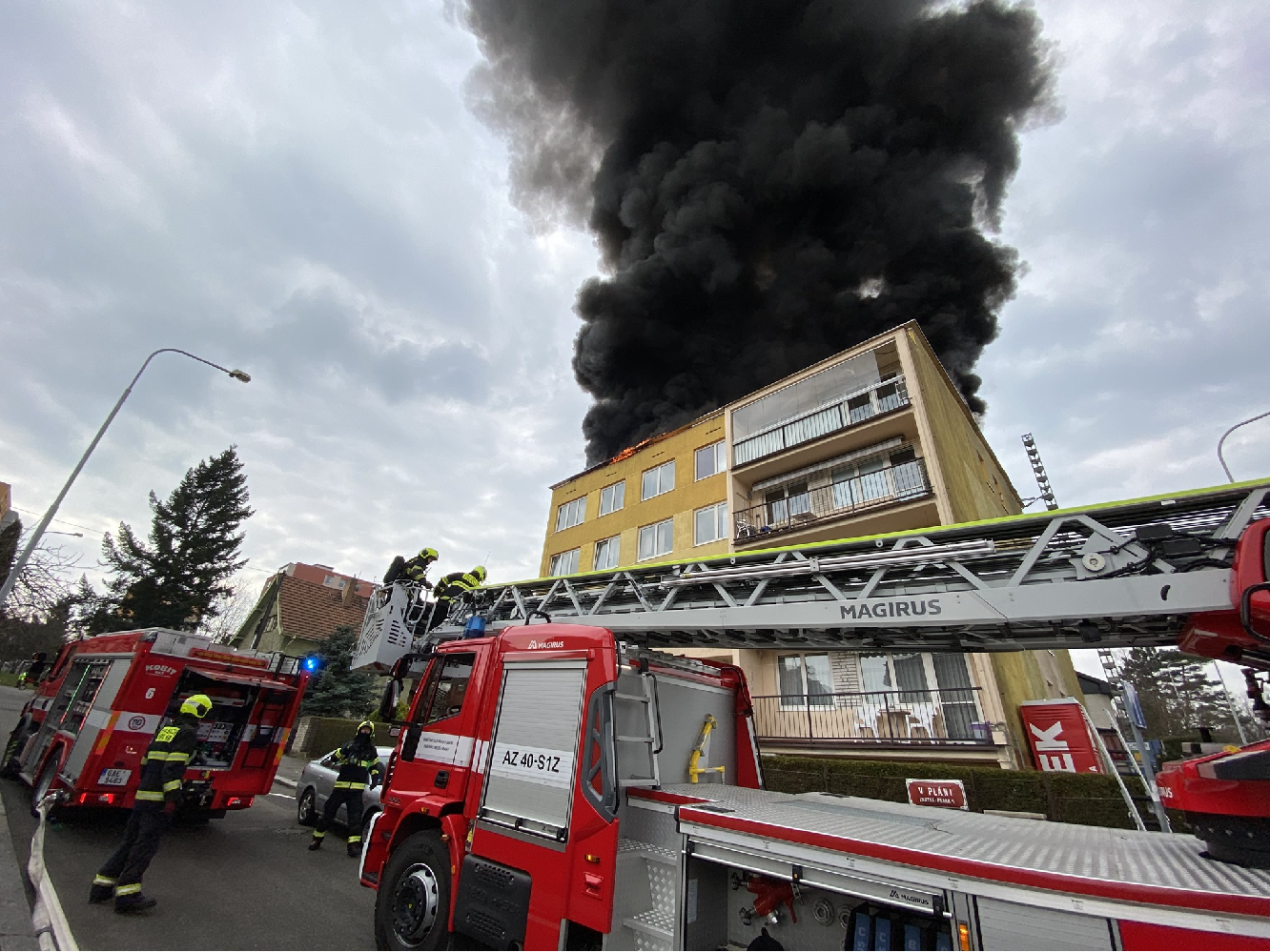 HZS Hl. m. Prahy_požár střechy panelového domu Praha 4.png