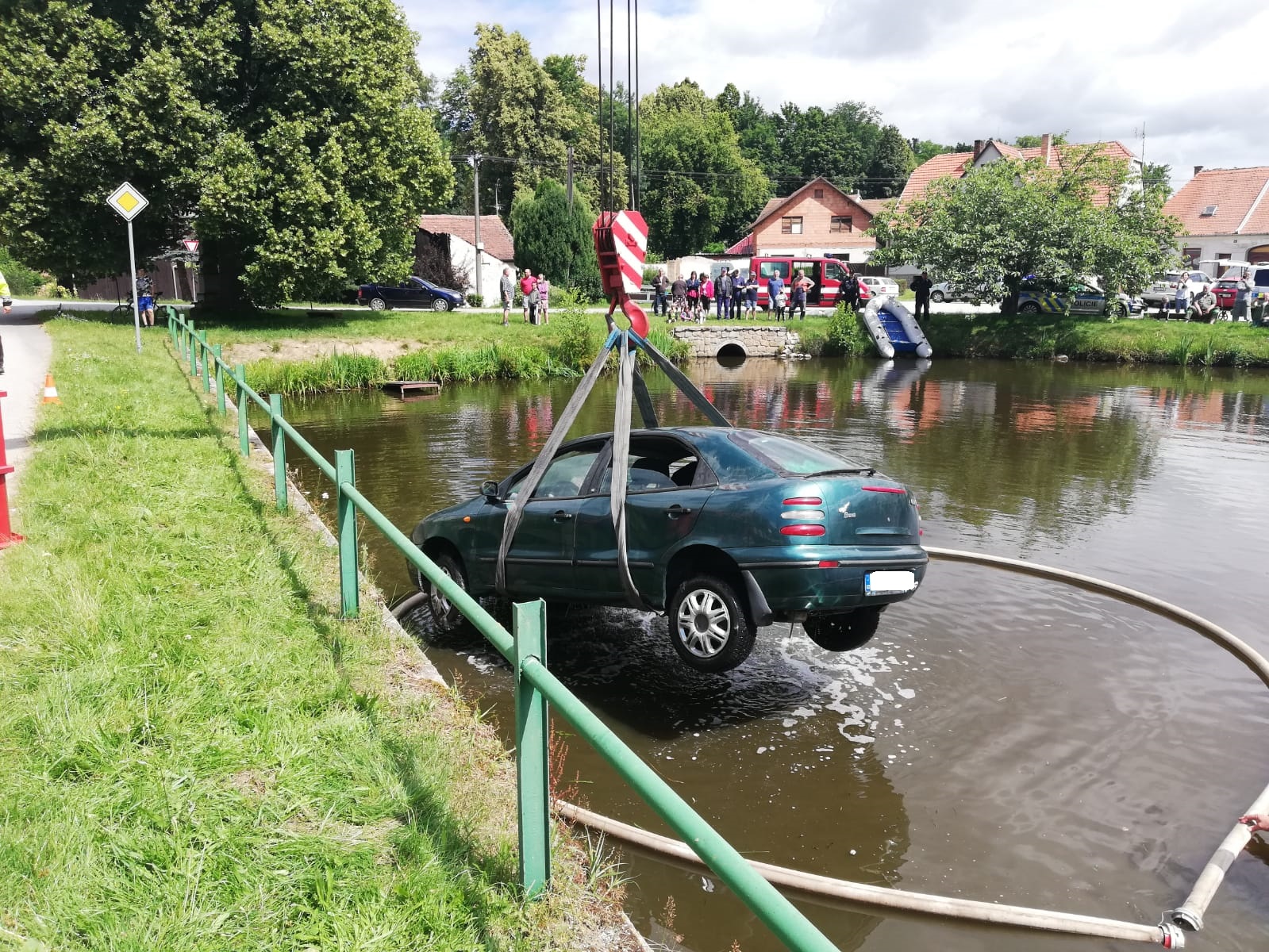 Hasiči vytáhli z rybníku auto_JČK (3).jpg