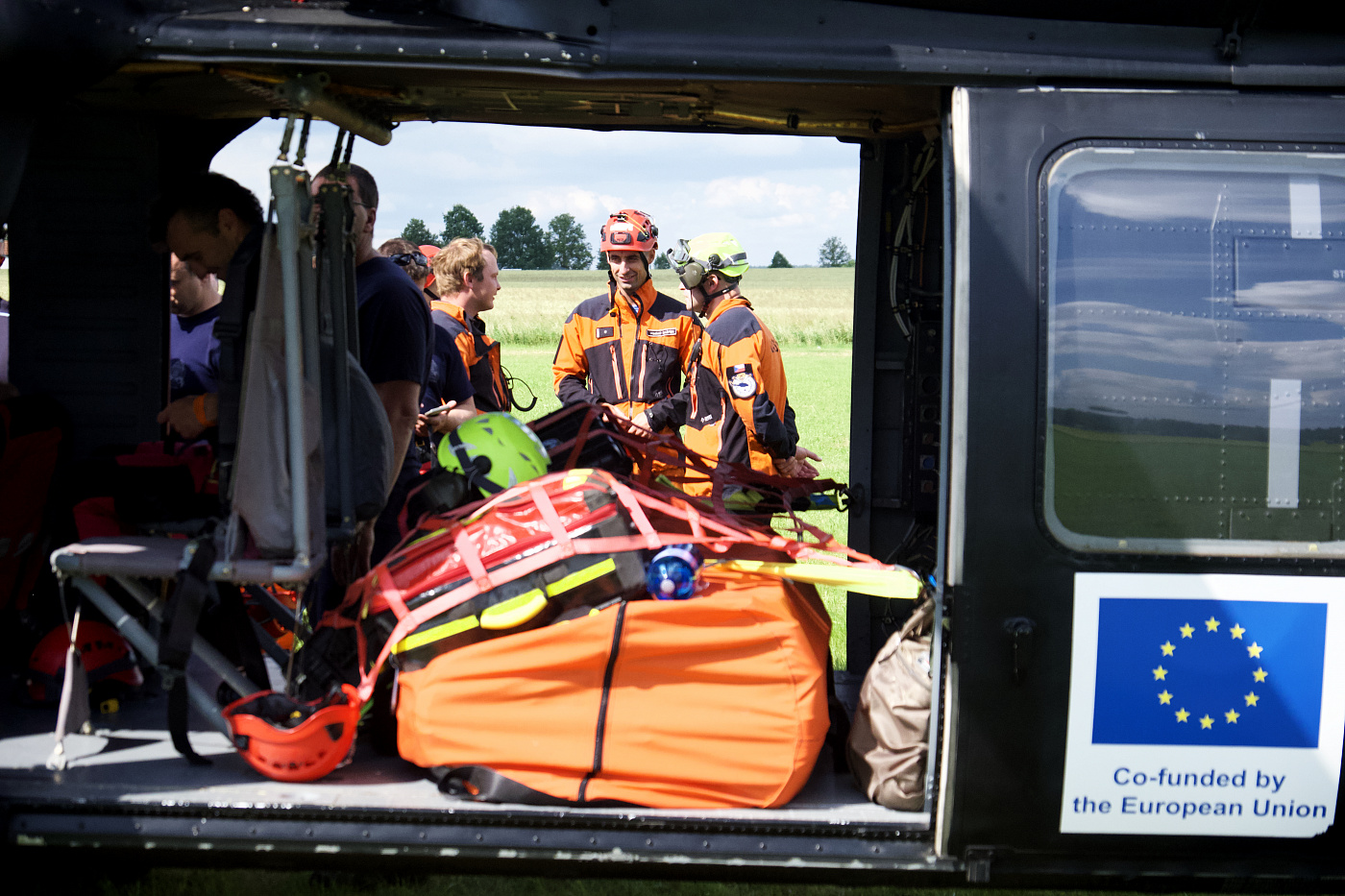 Hasiči absolvovali první letošní výcviky s vrtulníkem pro letecké hašení
