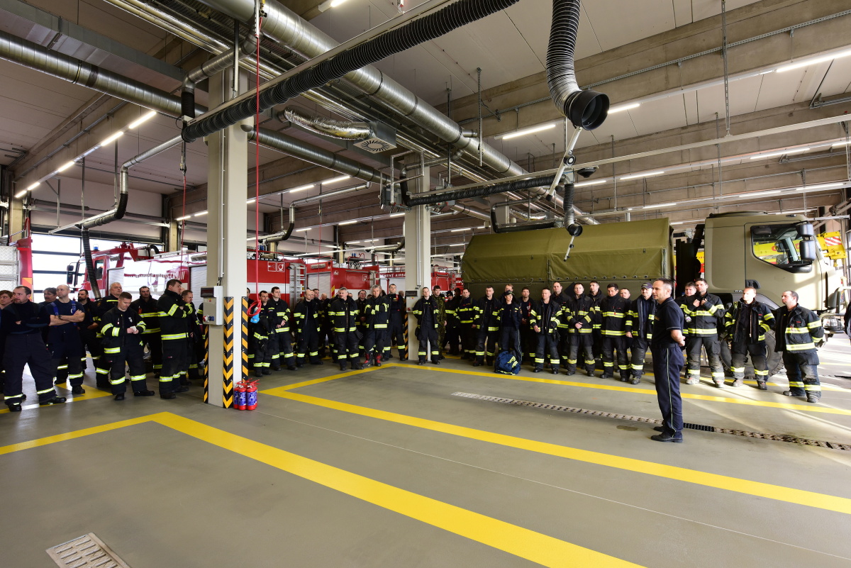 Hasiči cvičili společně s vojenskou hasičskou jednotkou na letecké základně v Čáslavi