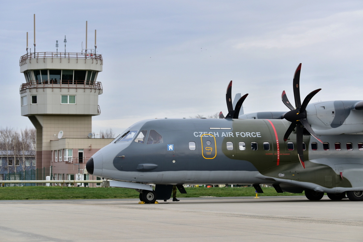 Hasiči cvičili společně s vojenskou hasičskou jednotkou na letecké základně v Čáslavi