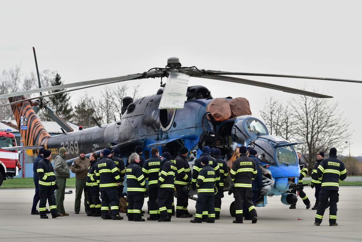 Hasiči cvičili společně s vojenskou hasičskou jednotkou na letecké základně v Čáslavi