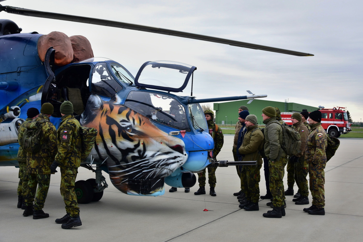 Hasiči cvičili společně s vojenskou hasičskou jednotkou na letecké základně v Čáslavi
