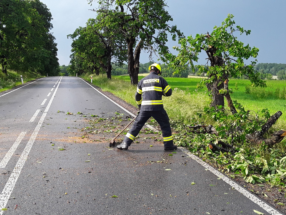 Hasiči likvidovali následky bouřky.