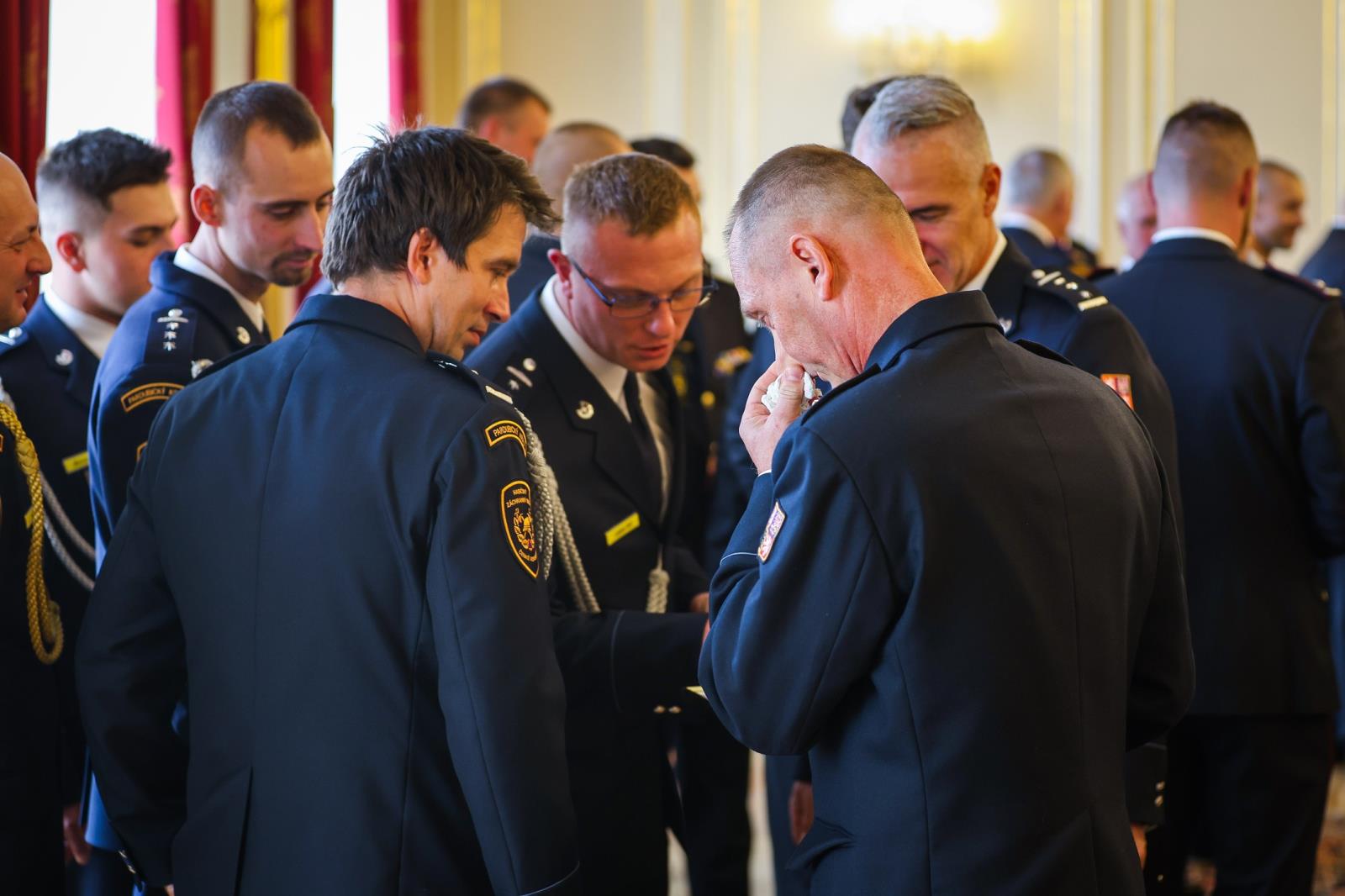 Hasiči převzali z rukou prezidenta Zlatý záchranářský kříž (10).jpg