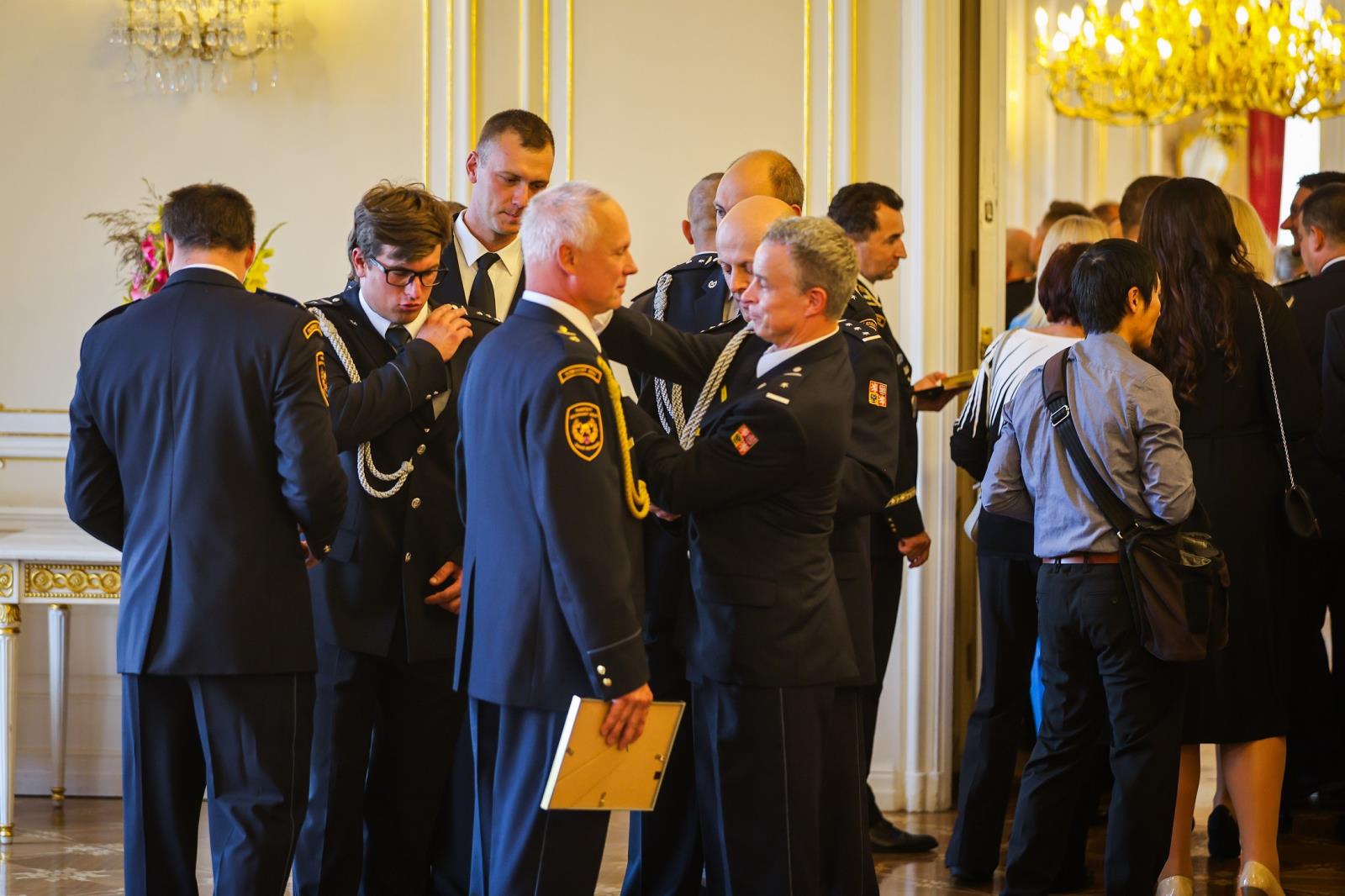 Hasiči převzali z rukou prezidenta Zlatý záchranářský kříž (11).jpg