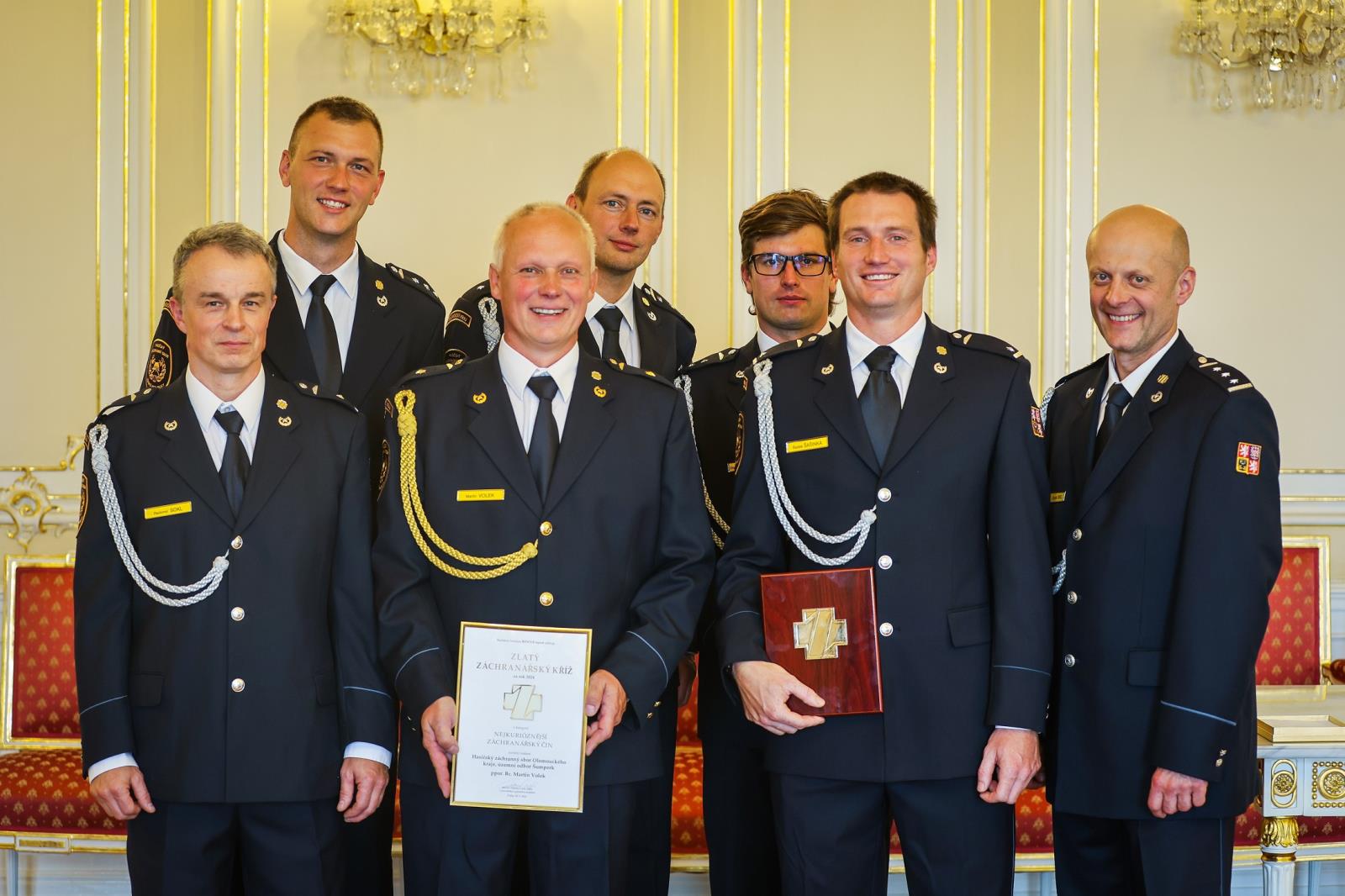 Hasiči převzali z rukou prezidenta Zlatý záchranářský kříž (12).jpg