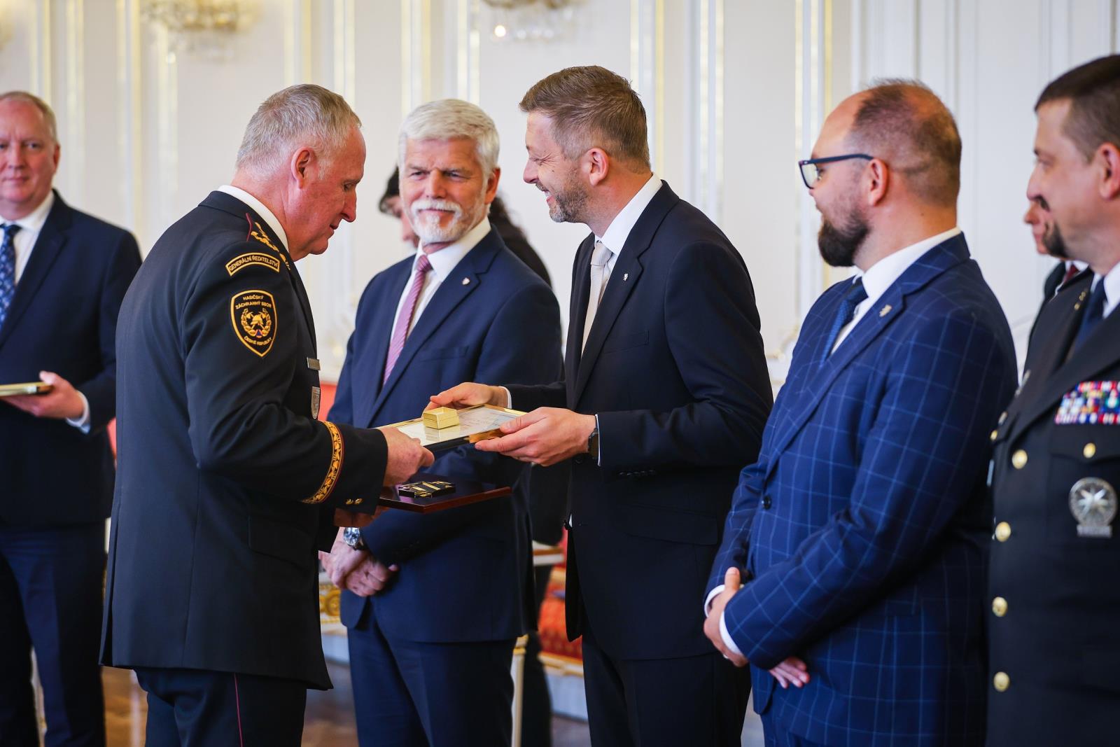 Hasiči převzali z rukou prezidenta Zlatý záchranářský kříž (6).jpg