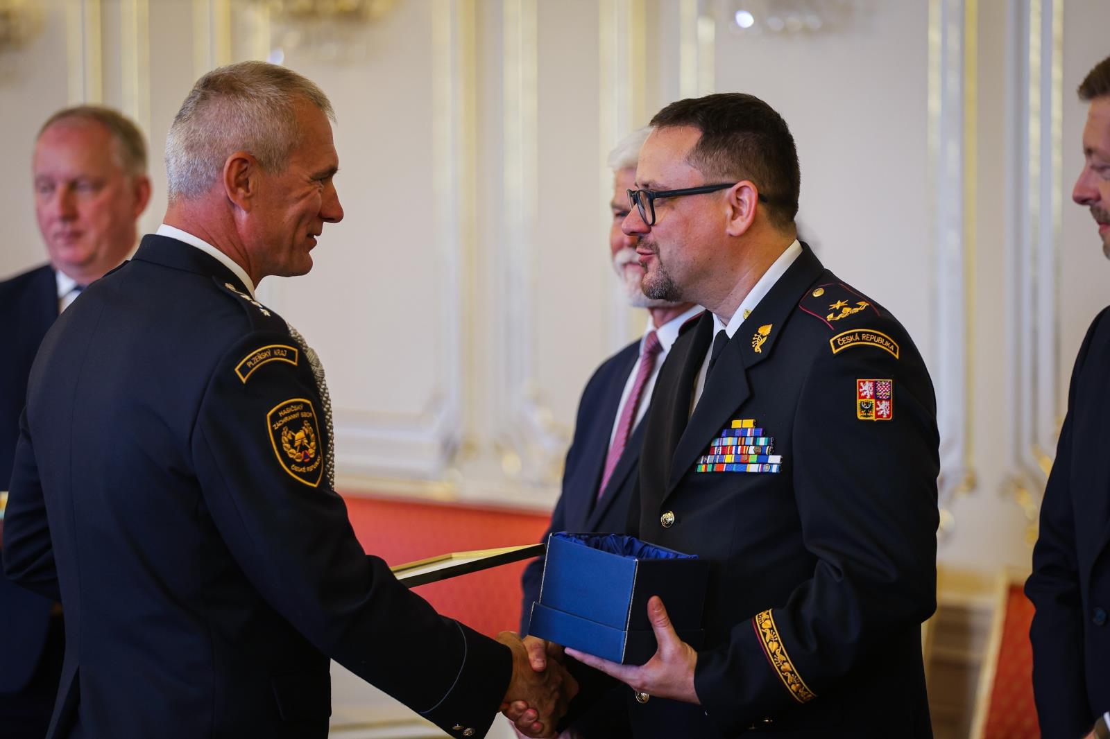 Hasiči převzali z rukou prezidenta Zlatý záchranářský kříž (7).jpg